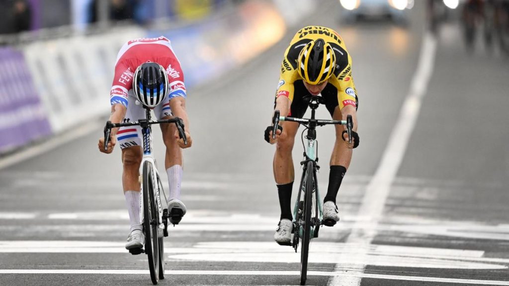 Cycling black shoes white socks clearance