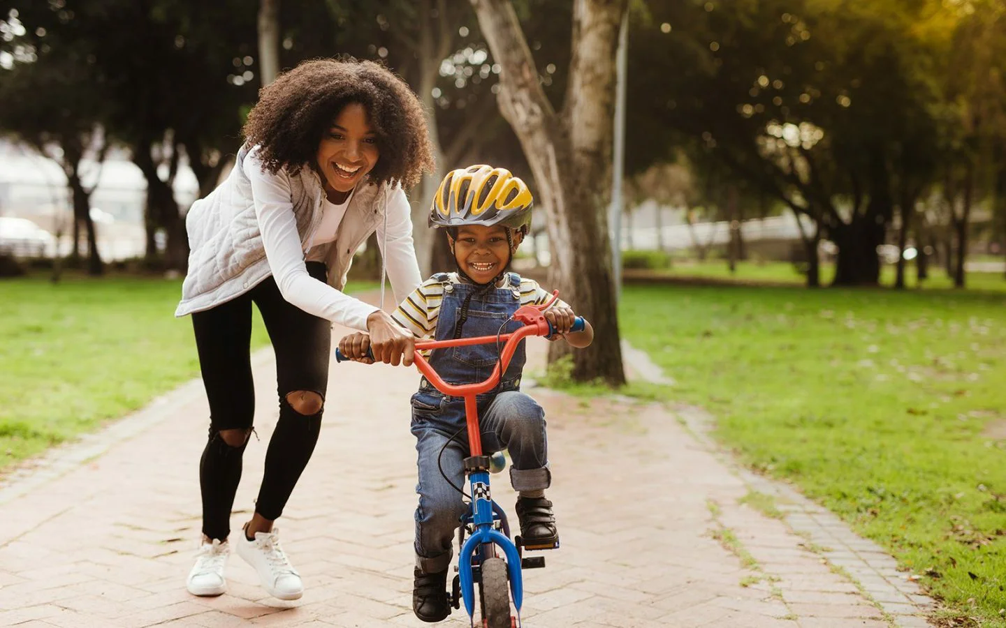 Apprendre à son enfant à faire du vélo: mode d'emploi