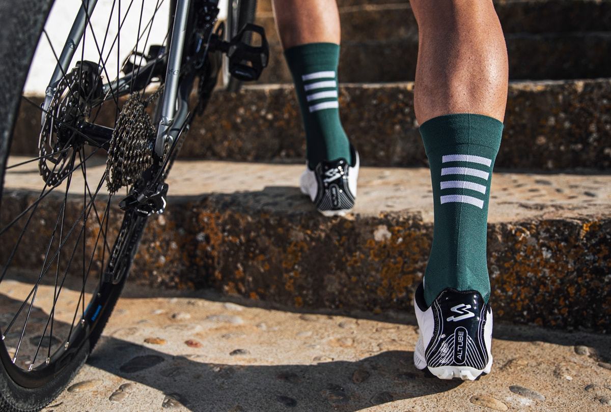 s1 green alpe dhuez cycling socks lifestyle 2