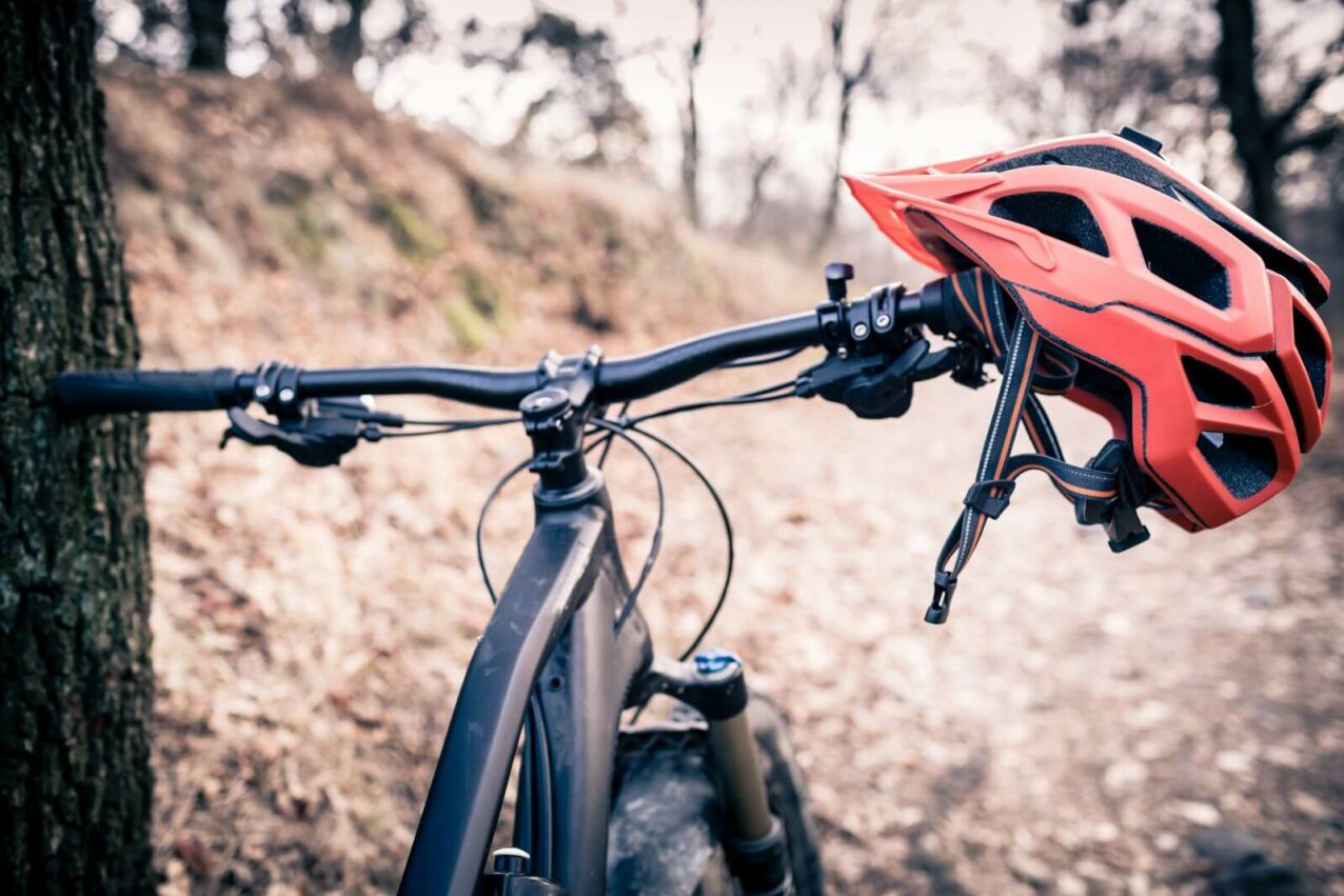 6 fietsaccessoires en plekjes op de fiets die we niet altijd schoonmaken, terwijl we dat wel zouden moeten doen enduro helmet