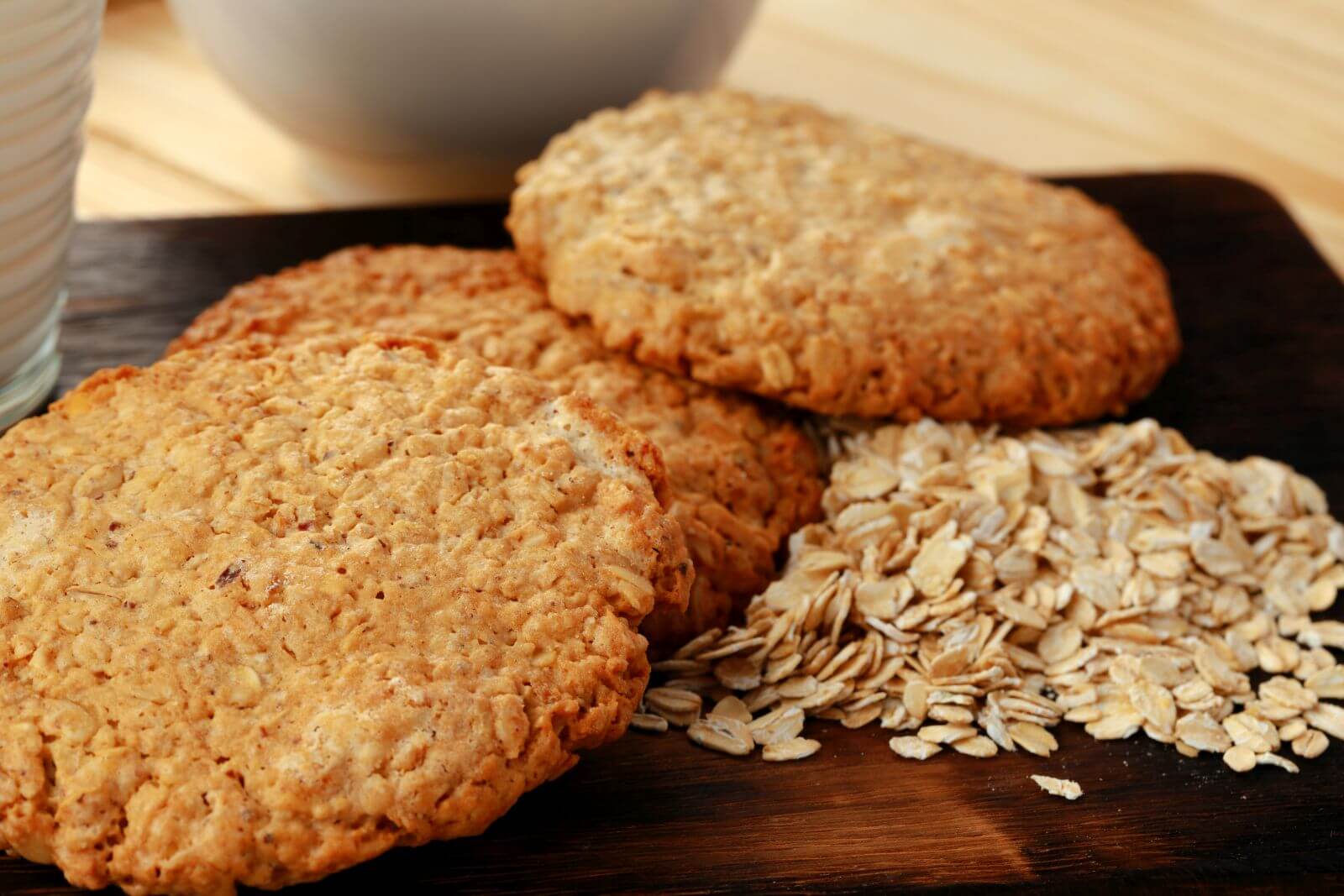 oat cookies and oat flakes