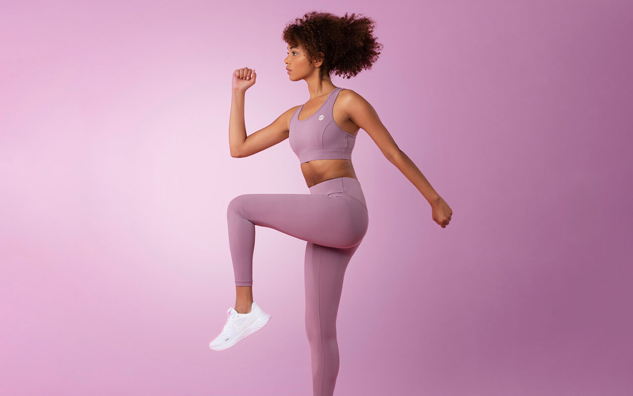Fitness en casa para ciclistas - Ejercicios de estabilidad para caderas y piernas fitness chica