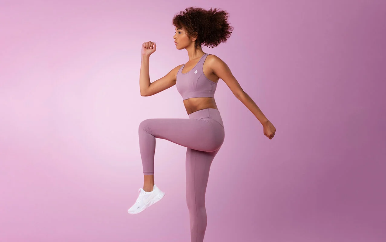 Domácí fitness pro cyklisty - Cvičení na rovnováhu a stabilitu, jimiž posílíte boky a nohy fitness chica