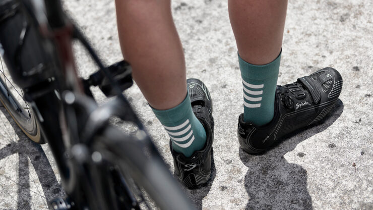 How to choose cycling socks: types, fabrics and features