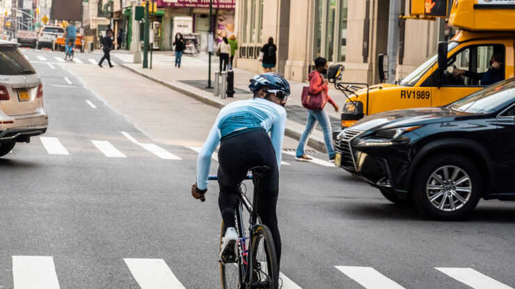Bezpieczna jazda rowerem: jak uniknąć wypadków z udziałem pojazdów i pieszych