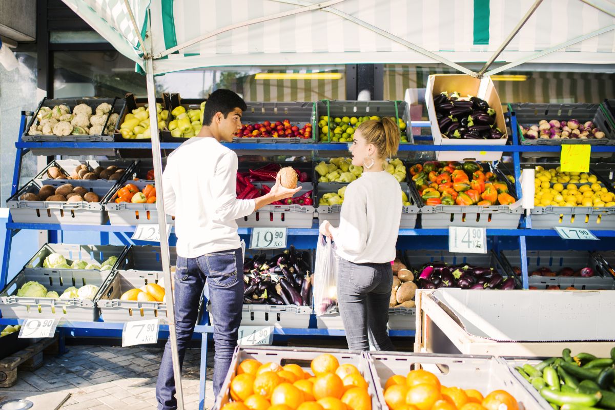 Nutrición deportiva con poco dinero young couple buying vegetables at supermarket 2021 08 29 00 54 30 utc