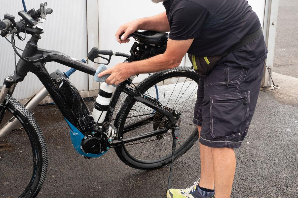 Comment utiliser le nettoyeur haute pression du lavage auto pour laver votre vélo image 13