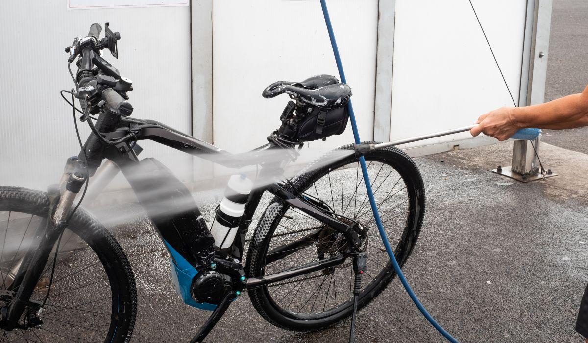 Comment utiliser le nettoyeur haute pression du lavage auto pour laver votre vélo image 14