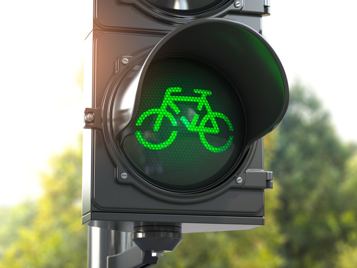 Kuinka minimoida pyöräilyn negatiiviset fyysiset vaikutukset bicycle green signal on traffic light free bike r 2021 08 29 21 04 56 utc
