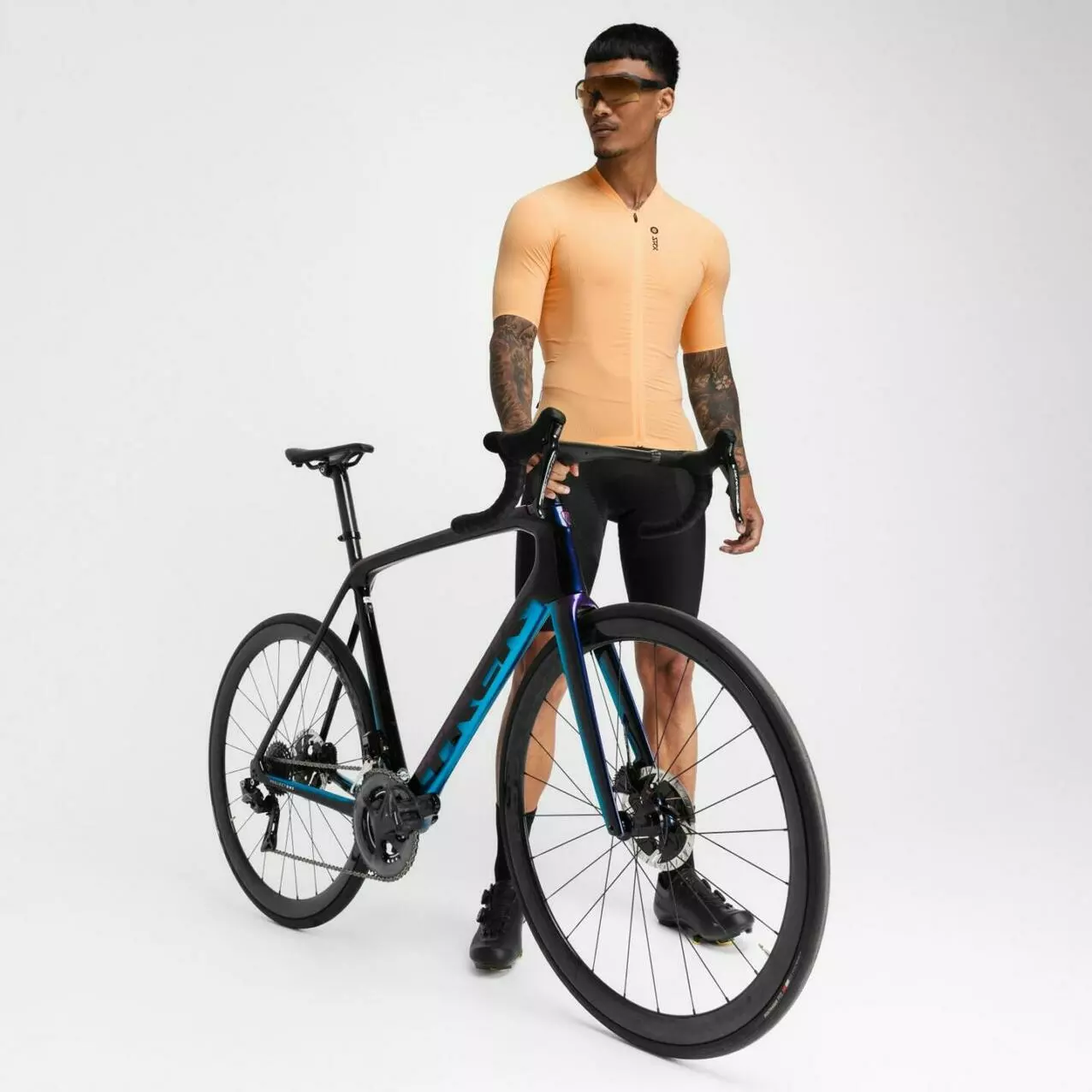 Les nouveaux vêtements de vélo printemps-été 2024 de Siroko desert Tech CyclingJerseySRXII Clothing feed 05 estudio lifestyle