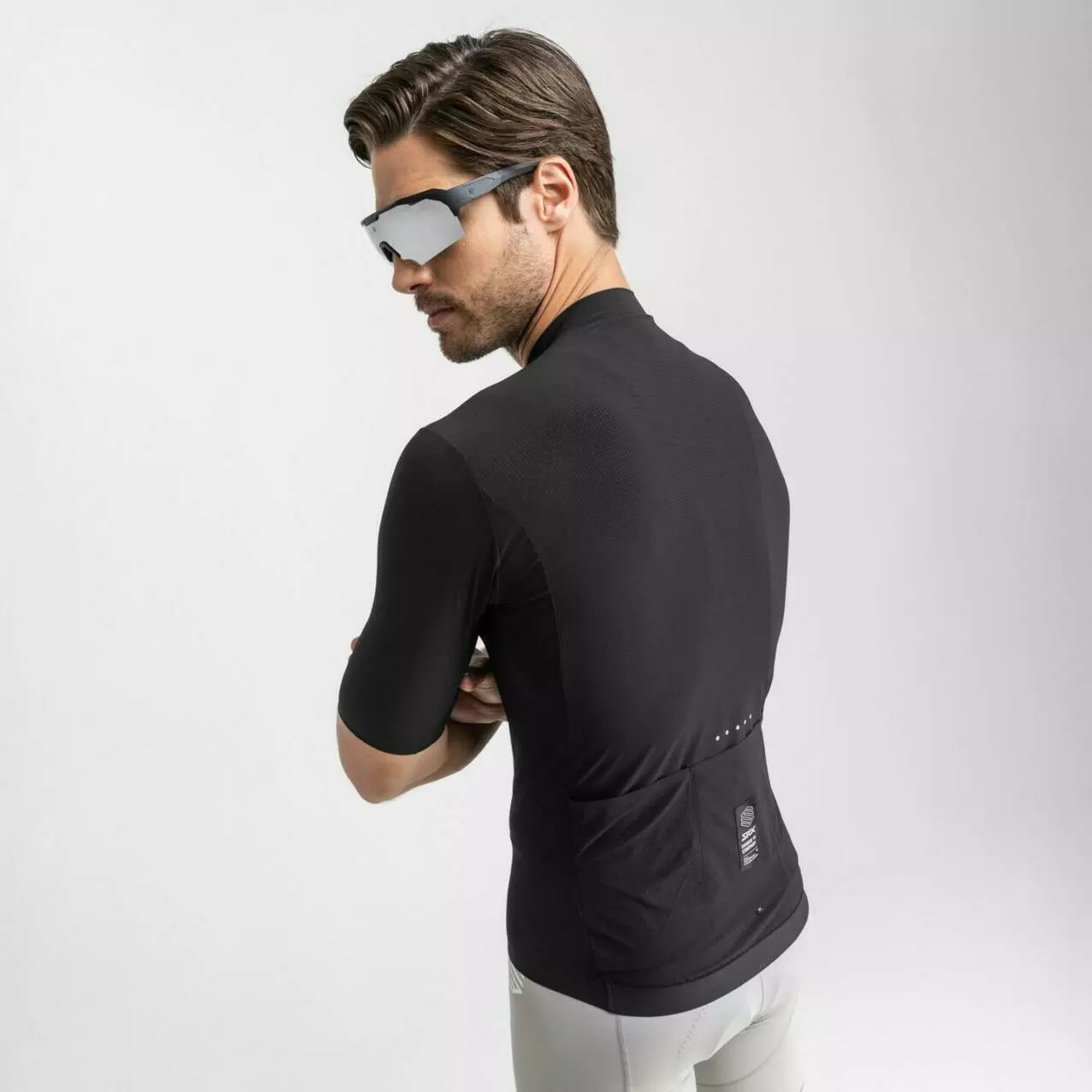 Les nouveaux vêtements de vélo printemps-été 2024 de Siroko vulture Tech CyclingJerseySRXII Clothing feed 04 estudio lifestyle